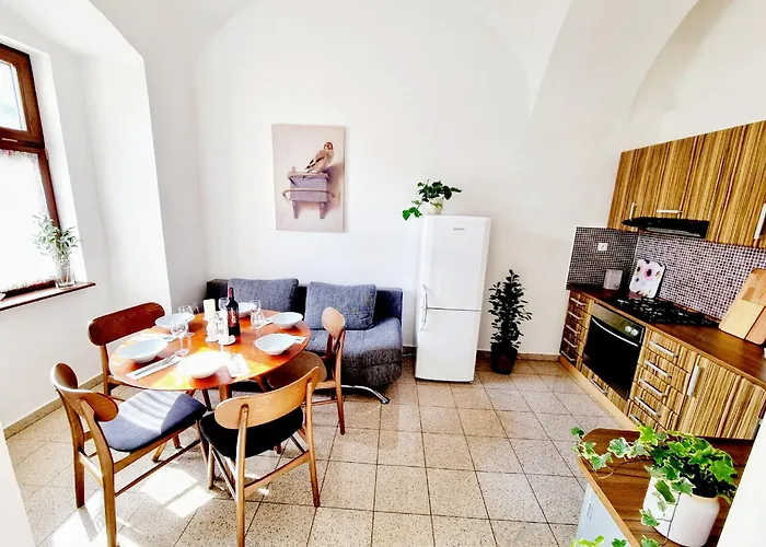 Tobias Old Town Apartment With Private Parking