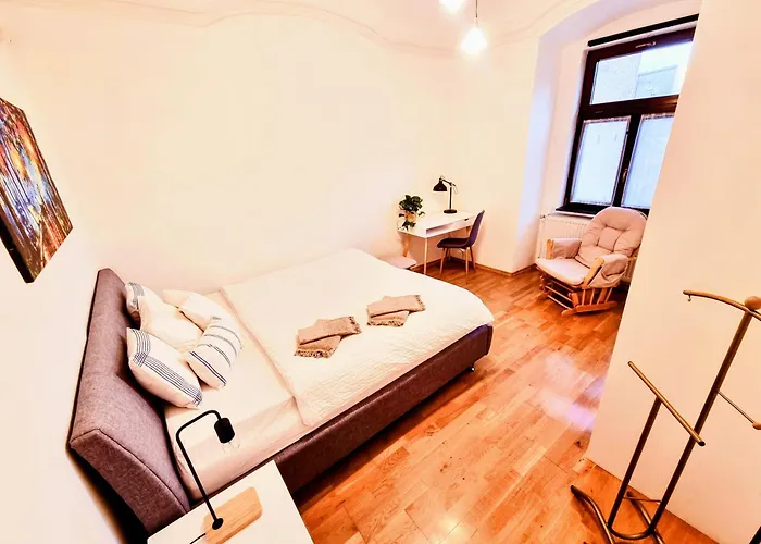Tobias Old Town Apartment With Private Parking