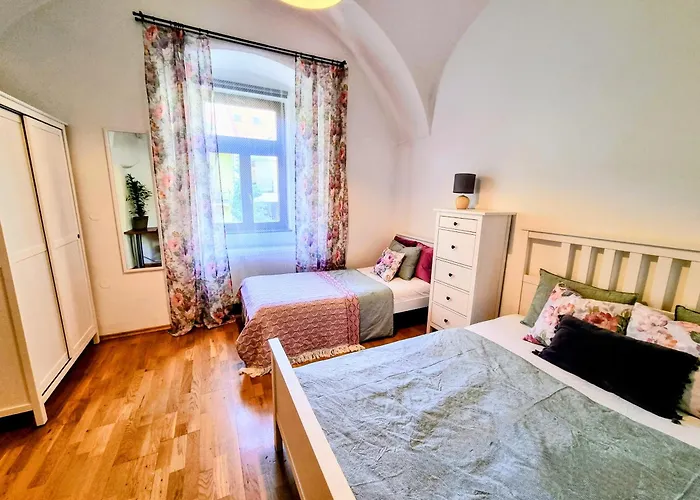 Tobias Old Town Apartment With Private Parking